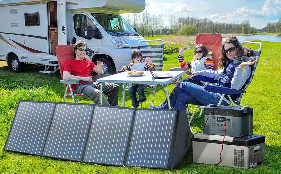 Bank energii do fotowoltaiki na tle paneli słonecznych